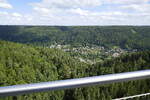 Blick von der Fu�g�ngerh�ngebr�cke 'Wildline' ins Enztal und auf Bad Wildbad/Nordschwarzwald, Sept.2026