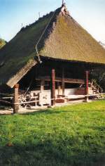 Blick zu einem Schwarzwaldhof, Museum Voigstbauernhof an der Schwarzwaldbahn, Herbst 2001