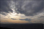 Nachmittagshimmel -

Blick von Stuttgart-Rotenberg über das Neckartal zur Filderebene mit den Fernseh- und Fernmeldetürmen.

18.91.2014 (J)