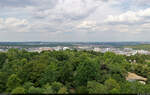 Blick vom Killesbergturm in Stuttgart in nördliche Richtung – mit den Stadtteilen Feuerbach und Zuffenhausen sowie in der Ferne der Stadt Ludwigsburg.