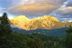 Hohes Brett und Hoher Göll von der Jugendherberge in Berchtesgaden aus gesehen. Aufnahme: Juli 2008.