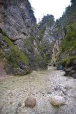 Almbachklamm - Der Auftakt in die gut zwei Kilometer lange Almbachklamm ist harmlos, erst allmählich verengt sich das Tal, die steilen Flanken links und rechts gewinnen an Höhe. Aufnahme: Juli 2008.