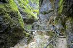 Almbachklamm - Hochwässer, die besonders während der Schneeschmelze und Sommerunwettern auftreten, haben den Weg mehrfach zerstört, zum letzten Mal am 26. Juni 1998. Aufnahme: Juli 2008.