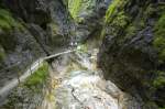 Der 3 km lange Wanderweg durch die Almbachklamm wurde 1894 errichtet.