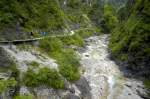 Almbachklamm im Berchtesgadener Land - Nachdem man nun den engsten Bereich der Klamm hinter sich gelassen hat, öffnet sich die Schlucht ein wenig und der Weg wird insgesamt weniger steil.