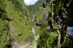 Almbachklamm im Berchtesgadener Land - An der knapp drei Kilometer langen zauberhaften Strecke durch die wildromantische Schlucht gibt es viele schattenspendende Bäume und Wasser, das die Luft