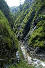 Almbacklamm im Berchtesgadener Land - Die tiefe Schlucht entlang des Almbaches wurde mit 29 Brücken und Stegen sowie 320 steinernen Stufen und einem Tunnel in den Fels gesprengt und gebaut. Aufnahme: Juli 2008.