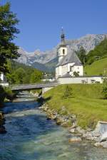 Der Bach Ramsauer Ache mit dem Berg Edelweißlahnerkopf (1953 Meter) im Hintergrund.