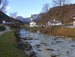 Ramsauer Ache und Pfarrkirche St. Sebastian in Ramsau im Malerwinkel (10.11.2018)