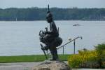 Nonnenhorn am Bodensee (Landkreis Lindau): Unmittelbar neben dem Fähranleger im Kurpark befindet sich dieser  Narrenbrunnen  (August 2011)