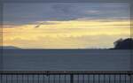 Schwebender Hohentwiel.

Beim Blick über den Bodensee von Lindau vom stürmischen Regenwetter ins  sonnenverwöhnte Baden  fällt bei genauerer Betrachtung die Fata Morgana auf. Der Hohentwiel ist eine schwebende Insel, der Hohenstoffeln ist gerade auch dabei abzuheben. Ganz links verliert der Seerücken im Thurgau ebenso seine Bodenhaftung wie auch eher im Dunst dahinter der Randen nördlich Schaffhausen. Wer ganz genau hinschaut, zwischen dem Randen und dem Hohentwiel ist kein Dreck am Horizont, hier zeigt sich der Buchberg bei Blumberg, an dessen Flanke die Sauschwänzlesbahn sich herunterschlängelt um den Kanton Schaffhausen zu umgehen. Das ist immerhin 92 km Sichtweite. Bahndamm Lindau, Februar 2023.

