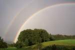 Am Aben des 10. Juli 2007 gab es diesen Regenbogen fr fast eine halbe Stunde zum greifen nah ber Taching am See.