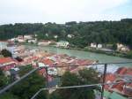 Burghausen von der 1,8km langen Burgmauer aus betrachtet, der lngsten Burgmauer Europas.