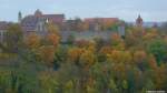 Bunt gefärbtes Herbstlaub vor der Mauern und Türmen der Altstadt von Rothenburg ob der Tauber (Landkreis Ansbach, Bayern, Oktober 2013)