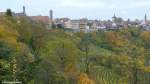 Blick aus dem Burggarten auf die südlicheren Teil der Altstadt von Rothenburg ob der Tauber mit schön gefärbten Herbstlaub (Landkreis Ansbach, Bayern, Oktober 2013)