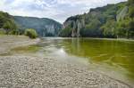 Der Donaudurchbruch bei Weltenburg.Das Durchbruchstal wird von bis zu 80 m hohen Felswänden begrenzt, in denen zahlreiche kleinere Höhlen liegen.