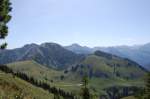 Oberjocher Bergpanorama (I): Links vorne der 1985 m hohe Bschieer. Im Tal liegt die Zipfelsalpe. Aufnahmedatum ist der 15.8.2009.