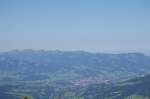 Diese zusammenhngende Bergkette, beginnend von links mit dem Hochgrat, lsst sich in einer Tagestour berwinden. Am Ende hat man das Rindalphorn, den Stuiben und weitere Gipfel berwunden und kommt mittig im Bild auf dem Mittag an. Fr gewohnte Bergwanderer kein Problem. Aufgenommen am 15.8.2009 vom Iseler aus.