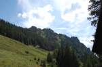 Von unten schaut er noch ganz harmlos aus, der Sorgschrofen bei Unterjoch. Doch der weitere Aufstieg auf den 1636 Meter hohen Gipfel bereitet manchem Wanderer Sorgen. Aufgenommen am 17.8.2009.