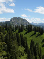 Blick von der Bergstation des Tegelbergbahn in die Berge.