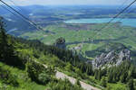 Die Seile der Tegelbahn rahmen den Blick ins Tal. (Hohenschwangau, Juli 2017)