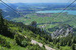 Die Seile der Tegelbahn rahmen den Blick ins Tal.