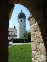 Der weithin sichtbar aufragende Glockenturm des Benediktinerinnenklosters auf der Fraueninsel im Chiemsee.