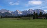 Blick von den Buckelwiesen bei Mittenwald zum Karwendelgebirge am 03.10.2013.