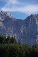 Blick von der Schmalenseehhe bei Mittenwald auf den Karwendel mit Bergstation der Karwendelbahn und dem  Riesenfernrohr .