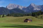 Blick ber die Buckelwiesen bei Mittenwald auf das Karwendelgebirge am 03.10.2013