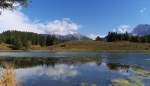 Wanderung zum Wildensee - Am 06.10.2014 ging es hinauf zum Wildensee bei Mittenwald.
In Klais/Mittenwald Am Quicken geht ein Weg hinauf zum See und zwar durch das Truppenübungsgebiet der Mittenwalder Gebirgsjäger. Außerhalb der Übungszeiten dar das Gelände betreten werden, nur gibt es keine Wegweiser und man muß sich vorher schon einen Plan zum Wandern ausarbeiten. Der See liegt auf 1136 Meter unterhalb des Kranzberges, der Ausgangspunkt in Klais etwa bei 930 Metern. Der See hat eine Fläche von ca. 2,3 ha. Hier der Blick auf die Soierngruppe des Karwendelgebirges.
Zwischendurch erreicht man etwa eine Höhe von 1200 Metern. Nach zwei Stunden fast nur bergauf entschädigt dieser Blick die Anstrengungen. 06.10.2014

