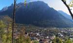 Am Fuße des Kalvarienberges hat man einen schönen Blick über Mittenwald auf das Karwendelmassiv.