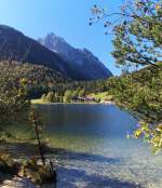 Klares Wasser, frische Luft und tolle Ausblicke erwarten den Wanderer auf der Tour zum Lautersee bei Mittenwald. Und nach dem Blick auf die Alpspitze geht es um den See herum, dort warten gemütliche Lokale zum Brotzeit machen. 09.10.2014