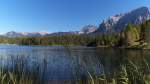 Um den Lautersee - Ein herrlicher Herbsttag lud uns am 09.10.2014 zum Wandern ein.
Von der Gröbl Alm in Mittenwald ging es am Kranzberg vorbei zum Lautersee. Bei der Umrundung bietet sich dieser schöne Blick über den See zum Karwendel und der Soiern Gruppe.