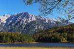 Um den Lautersee - Ein herrlicher Herbsttag lud uns am 09.10.2014 zum Wandern ein. Von der Gröbl Alm in Mittenwald ging es am Kranzberg vorbei zum Lautersee. Bei der Umrundung bietet sich dieser schöne Blick über den See zum Karwendelmassiv.