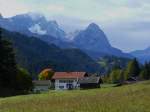 Unser Urlaub in der Region um Mittenwald fing am ersten Tag mit tollem Wetter. Unsere beiden Bahnfahrer Freunde wollten nicht die Anstrengungen einer Wanderung auf sich nehmen. Wir wurden aber auf unseren 10 Km ganz ohne Verkehrsmittel, nur zu Fuß, mit tollen Ausblicken belohnt. Blick über Gerold zum Wettergebirge und der Zugspitze. 05.10.2015