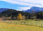 Unser Urlaub in der Region um Mittenwald fing am ersten Tag mit tollem Wetter an. Unsere beiden Bahnfahrer Freunde wollten nicht die Anstrengungen einer Wanderung auf sich nehmen. Wir wurden aber auf unseren 10 Km ganz ohne Verkehrsmittel, nur zu Fuß, mit tollen Ausblicken belohnt. nach ca. 3,5 Km erreichten wir den Geroldsee. Blick über den See zum Karwendelgebirge und der Soierngruppe. 05.10.2015