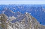 Blick von Zugspitze in östlicher Richtung. Aufnahme: August 2008.