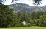 Die Schlossanlage Linderhof mit den Bergen im Hintergrund.