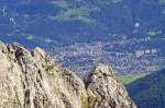 Garmisch-Partenkirchen von der Zugspitze aus gesehen. Aufnahme: Juli 2008.