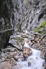 Höllentalklamm - Beginnend an der Höllentalklamm-Eingangshütte erstreckt sich der Weg über gut 700 m durch die imposante Klamm.