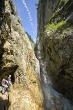 Die Höllentalklamm bildet den Ausgang des Höllentals im Wettersteingebirge (Nördliche Kalkalpen, Ostalpen) und gehört somit zum Werdenfelser Land. Aufnahme: Juli 2008.