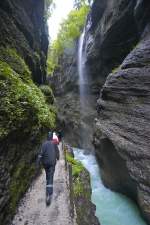 Partnachklamm bei Garmisch-Partenkirchen ist einzigartige Landschaft aus Felswänden, Tunneln und einem milchig grünen Wildfluss.