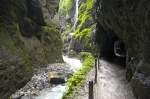 PArtnachklamm - Ein steiniger Steg führt durch Tunnel und Galerien, die teilweise niedriger als zwei Meter sind.