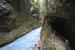 Partnachklamm südlich von Garmisch-Partenkirchen. ￼ Die Klamm stellt eine hochrangige Touristenattraktion dar. Sie durchbricht einen Felsriegel aus Alpinem Muschelkalk. Aufnahme: Juli 2008.