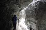 Partnachklamm nahe Garmisch-Partenkirchen. 1912 wurde die Partnachklamm zum Naturdenkmal erklärt und ist seither auch begehbar. Der Weg verläuft stets auf der rechten Bachseite. Aufnahme: Juli 2008.