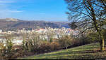 Geht man die Burgstraße in Eichstätt bis zur Willibaldsburg hinauf, hat man einen guten Blick über die im Tal der Altmühl gelegenen Stadt.