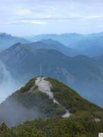 Blick auf das Gipfelkreuz am Herzogstand. Die Aufnahme entstand am 17. Mai 2008. Whrend auf der linken Seite Wolken und Nebel die Sicht versperrten, war der Blick auf die andere Seite relativ klar.