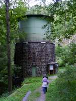 Wasserkraftwerk Hllental/Oberfranken - Wasserturm. Um die Wasserkraft der Selbitz im frnkischen Hllental auszunutzen braucht man ein starkes Geflle. Das Tal des Flchens schafft dies nicht. So wird hier fast 2 Kilometer vor dem Kraftwerk das Wasser an einem Wehr gestaut und ber Leitungen dem Kraftwerk zugefhrt. Dort wird es in einem Wasserturm zwischen gespeichert und dann aus einer Hhe von etwas ber 30 Metern der Turbine zugefhrt. 13.08.2012