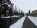 Zu sehen ist die Saale in Oberkotzau, der Kappelsteg und der Radweg. 03.03.13.